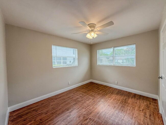 Building Photo - 825 3rd St