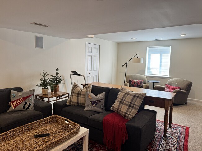 Building Photo - 211 Valley View Dr