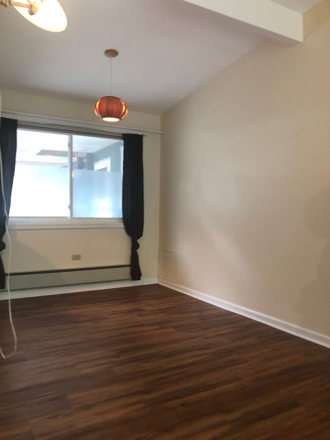 Building Photo - Tillicum 306