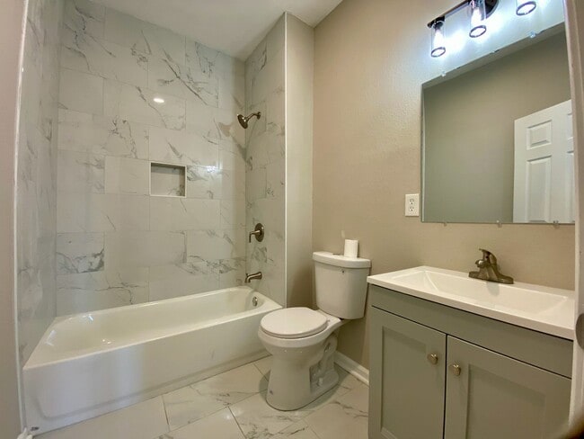 Building Photo - Beautifully Updated 4 Bed 2 Bath Home!