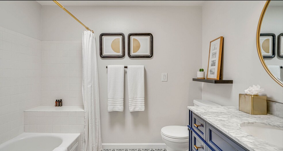 Guest Full Bath - 2217 S Oak Park Dr