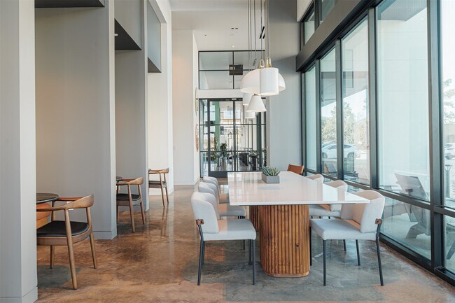 Building Photo - 10505 Deerwood Rd