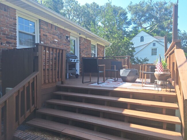 Building Photo - Magnificent Four Bedroom Home - Minutes Away from Numerous Attractions!