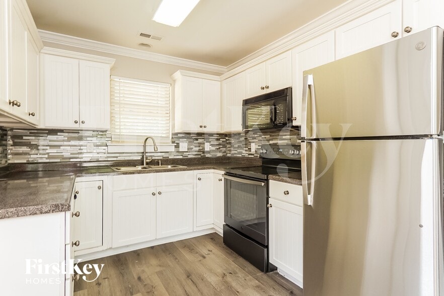 Building Photo - 221 Creekstone Tr