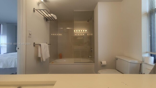 Building Photo - 18181 NE 31st Ct