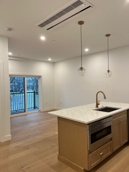 Building Photo - 10 Rockland St