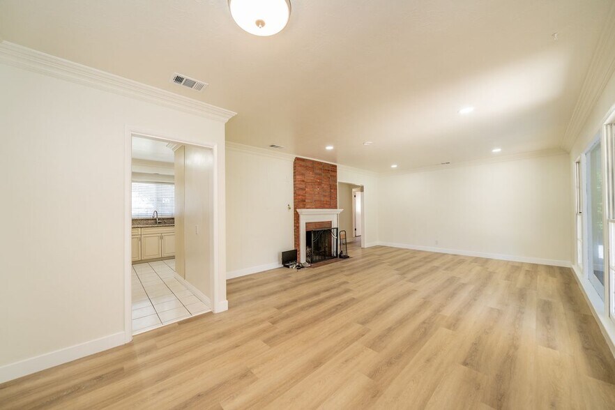 Building Photo - 9676 Bolton Ave