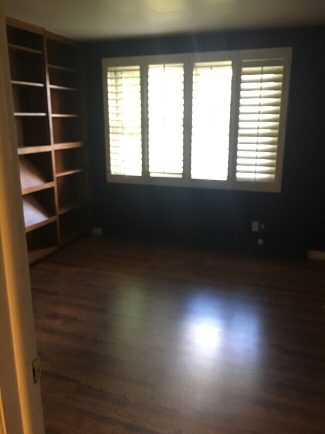 Building Photo - HUGE HOME FOR RENT!!