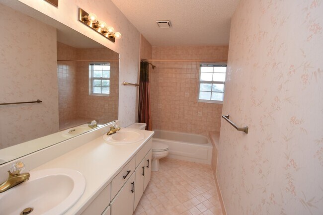 Building Photo - Salt water canal, 2 story home
