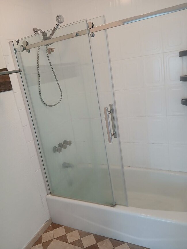 Building Photo - 560