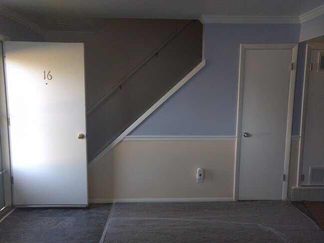 Building Photo - Updated 2 Bed 1 Bath Townhouse close to downtown Louisville