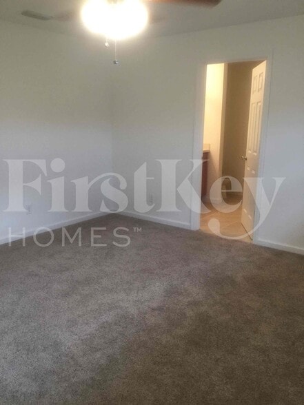 Building Photo - 146 SW Milburn Cir