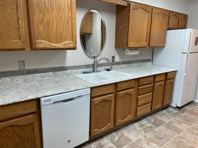 Building Photo - 2 story condo with single car garage- cat ...