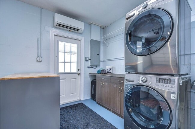 Building Photo - 5635 24th Ave N