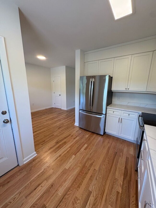 Building Photo - Newly Renovated Three Bedrooms Condo in South Windermere