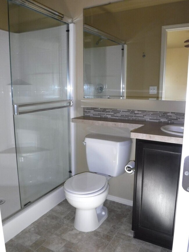 Building Photo - Beautiful 3bed, 2bath home located just of...