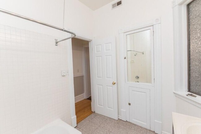 Building Photo - 3 bedroom in Chicago IL 60613