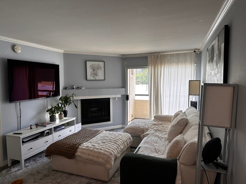 Primary Photo - 5565 Canoga Ave