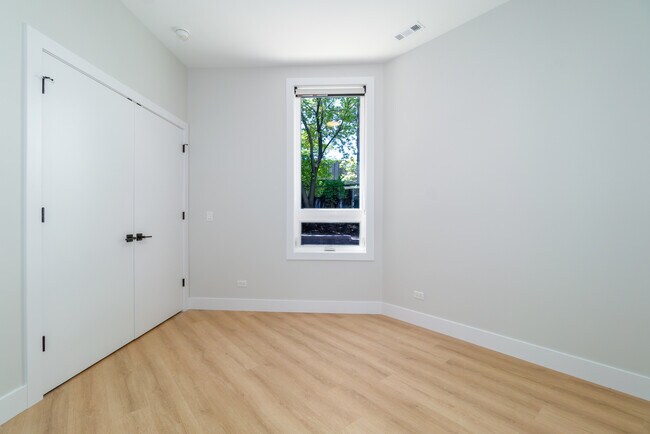 Building Photo - 3947 W Dakin St