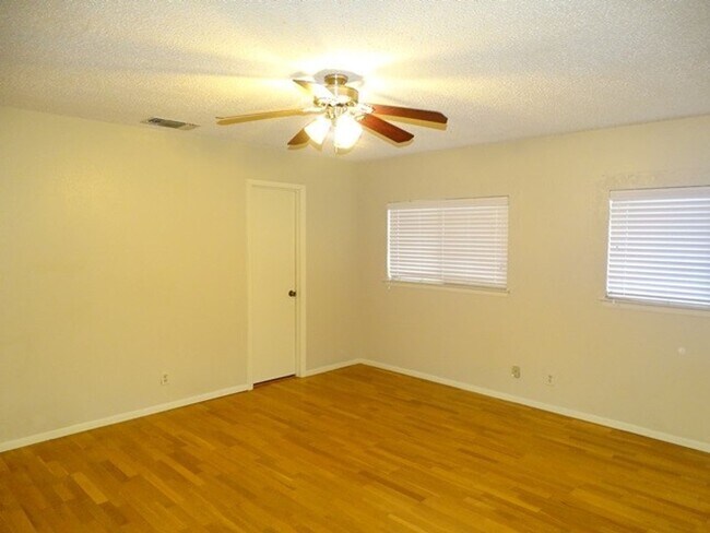 Building Photo - 6859 Flaming Ridge Dr