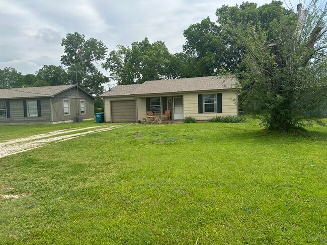 Building Photo - 3485 Country Club Rd