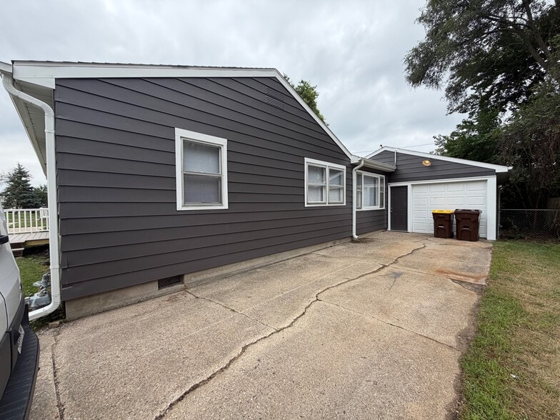 Building Photo - 907 Merrill Ave