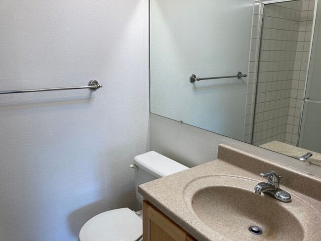 Building Photo - Well Kept 2 Bedroom Foxridge Condo W/Garag...