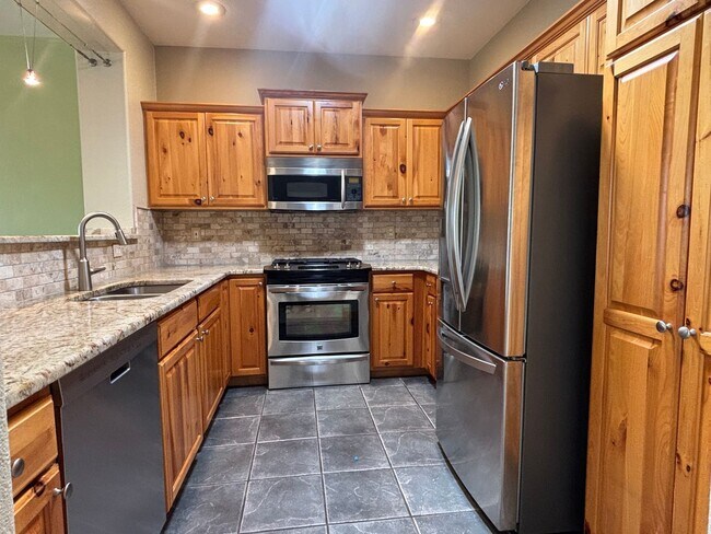 Building Photo - 2 Bed/2.5 Bath Townhome with A/C and gas f...