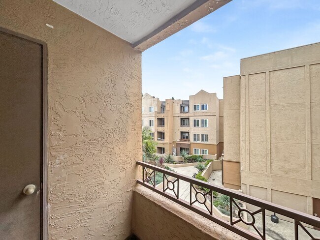 Building Photo - Modern 2B/2BA Condo with Balcony & Ameniti...