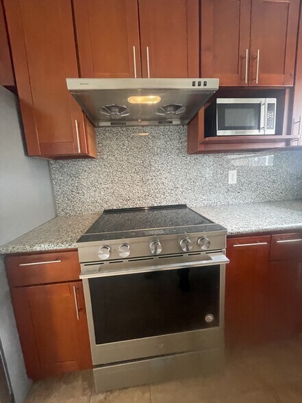 Building Photo - 8079 Greenridge Dr