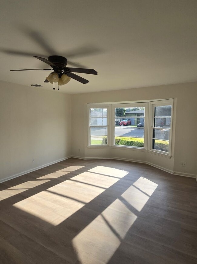 Building Photo - ORANGE OLD TOWN PLAZA  3 BEDROOM 2 BATH HO...