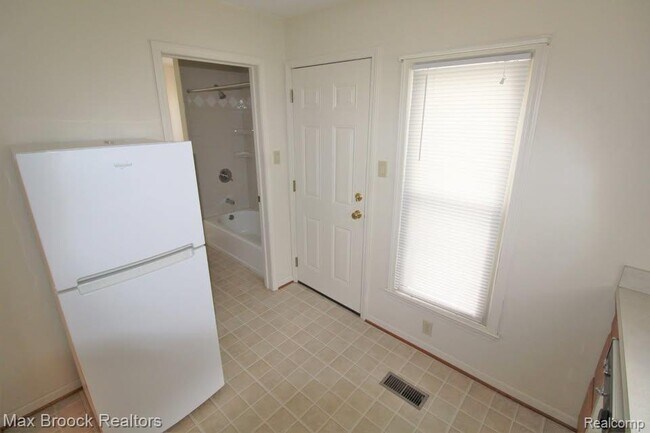 Building Photo - 368 S Wing St