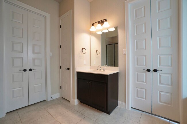 Building Photo - 6650 Verona Pl