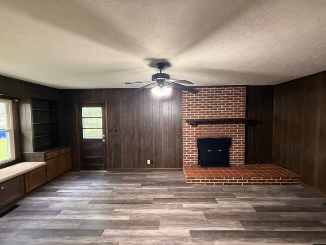 Building Photo - 3 Bed/1.5 Bath House