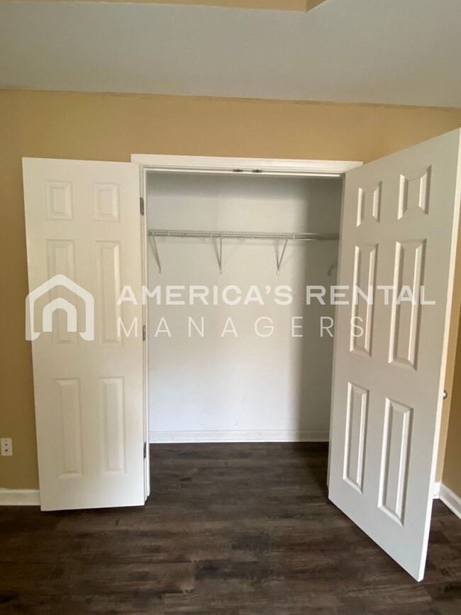 Building Photo - 525 Fox Run Cir