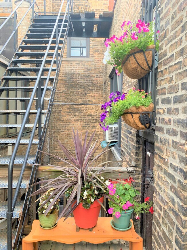 Building Photo - 4719 N Lincoln Ave