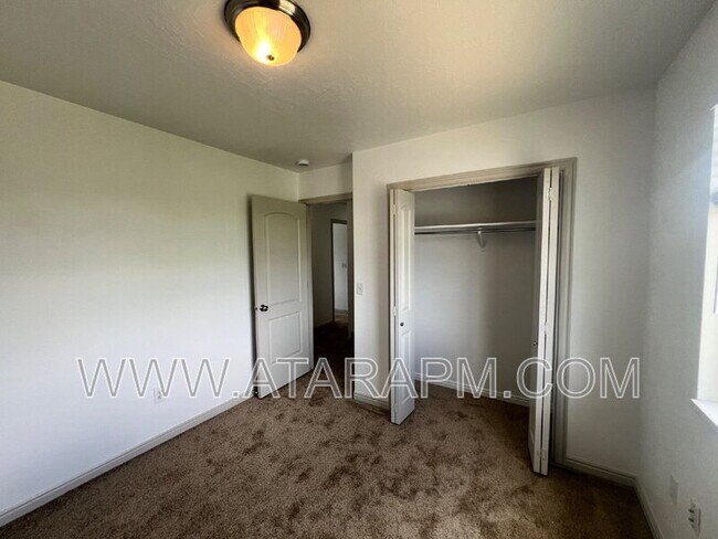 Building Photo - 574 Northlake Dr