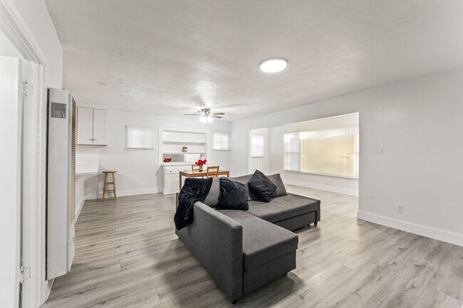 Building Photo - 1507 W 84th Pl