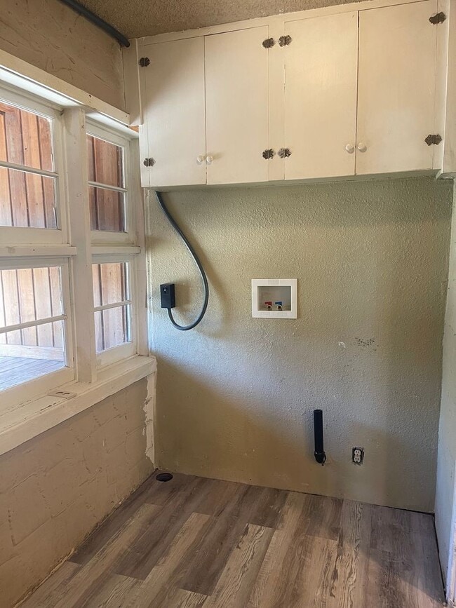 Building Photo - CHARMING 2 BED 1 BATH VICTORIAN HOME