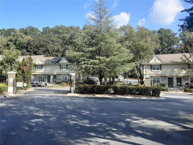 Building Photo - 6900 Roswell Rd