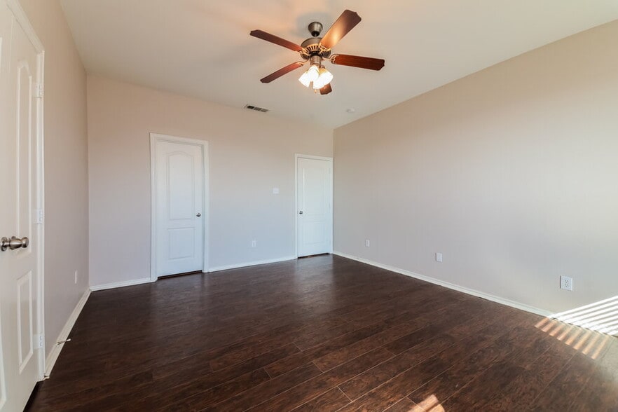 Building Photo - 833 Bens Dr