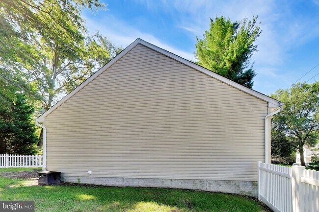 Building Photo - 8071 Clark Station Rd