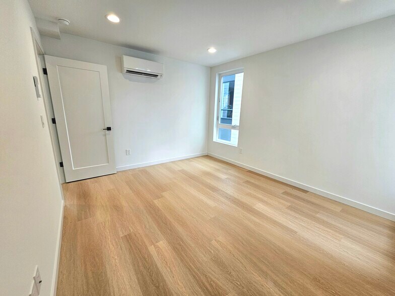 Building Photo - 922 16th Ave