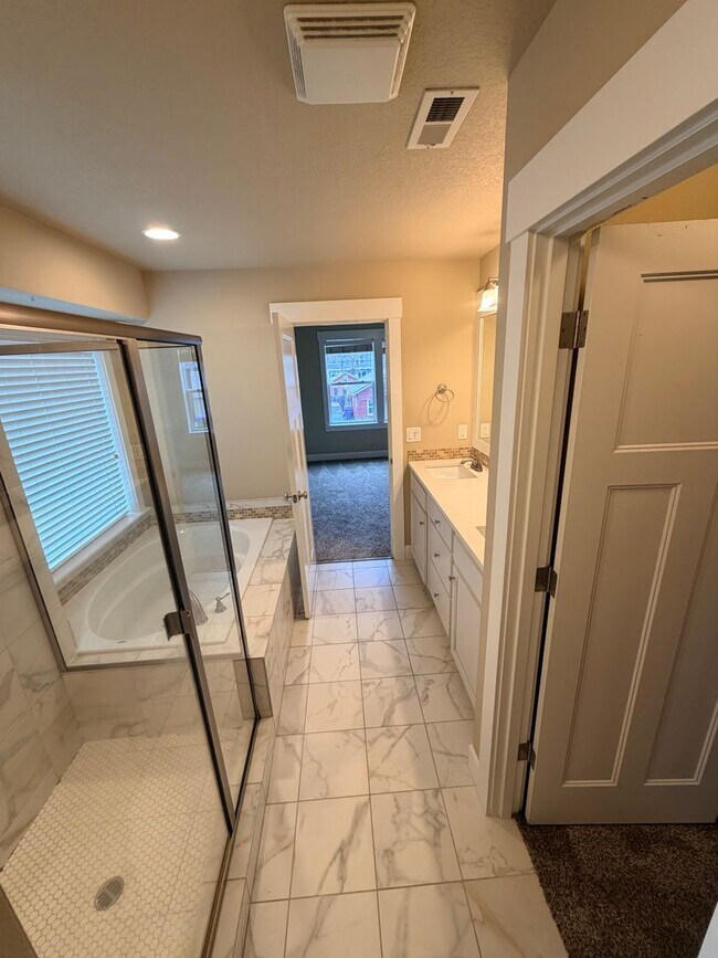 Building Photo - 4bed/2.5 Bath Craftsman in Kenton