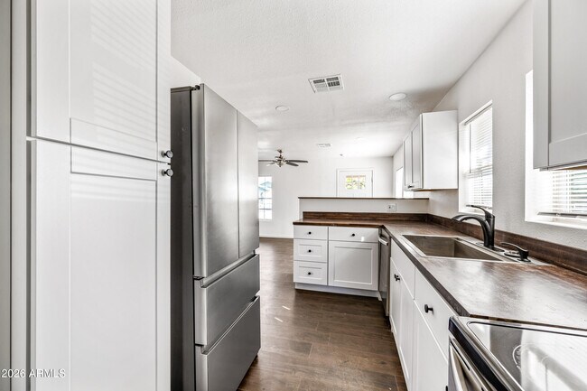 Building Photo - 330 N 15th St