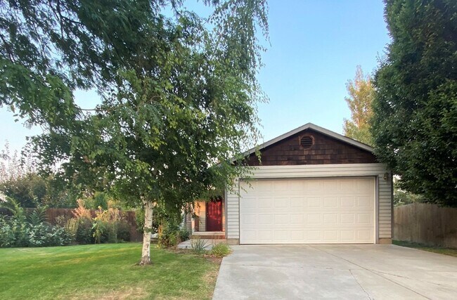 Primary Photo - 3 Bed on Cul-de-sac with Great Backyard an...