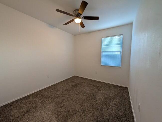Building Photo - 9407 E Alfalfa Dr