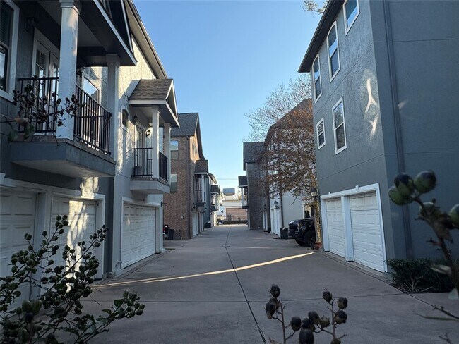 Building Photo - 3710 Sherwood Ln