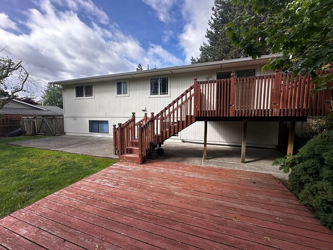 Building Photo - *COMING SOON* 3 Bedroom 2.5 bath Split level house