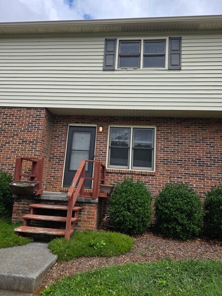Building Photo - 1800 Seminole Dr